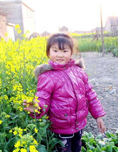 漂亮的小妞和油菜花