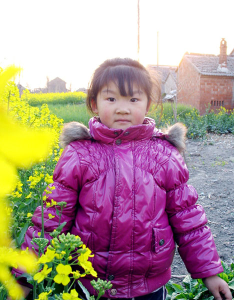 漂亮的小妞和油菜花