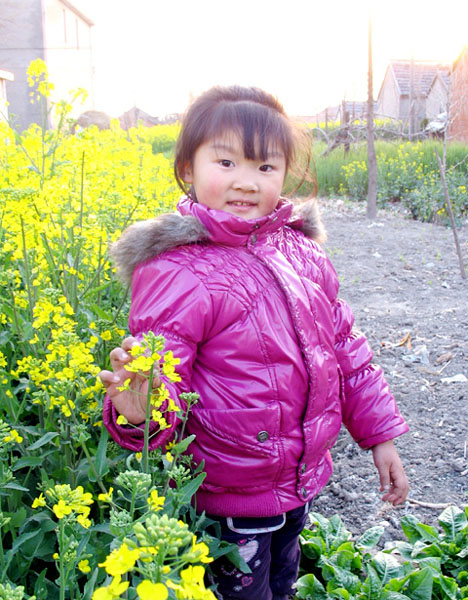漂亮的小妞和油菜花