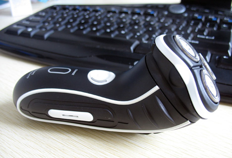 PHILIPS 剃须刀